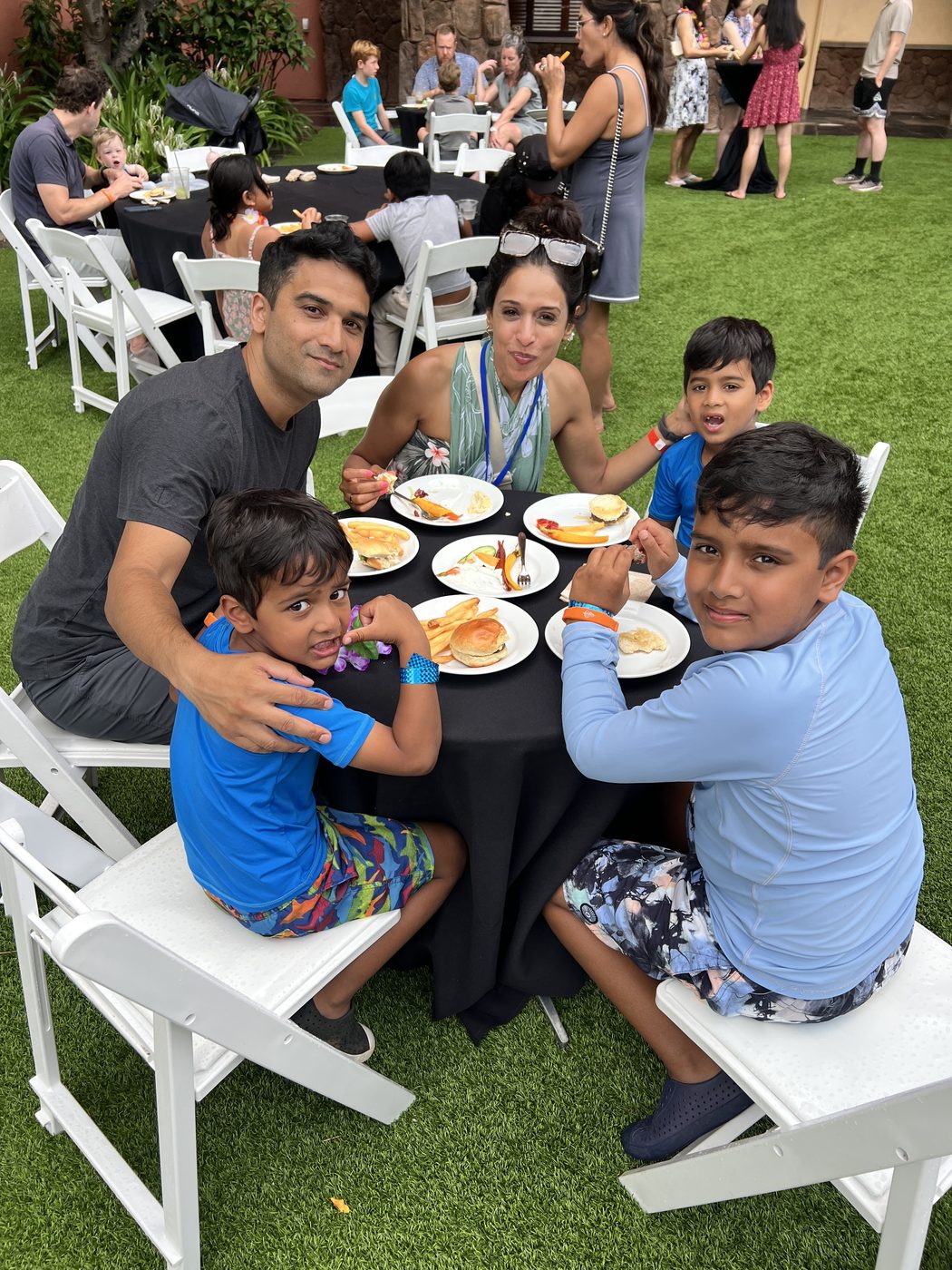 Family lunch on the lawn at Ko Olina